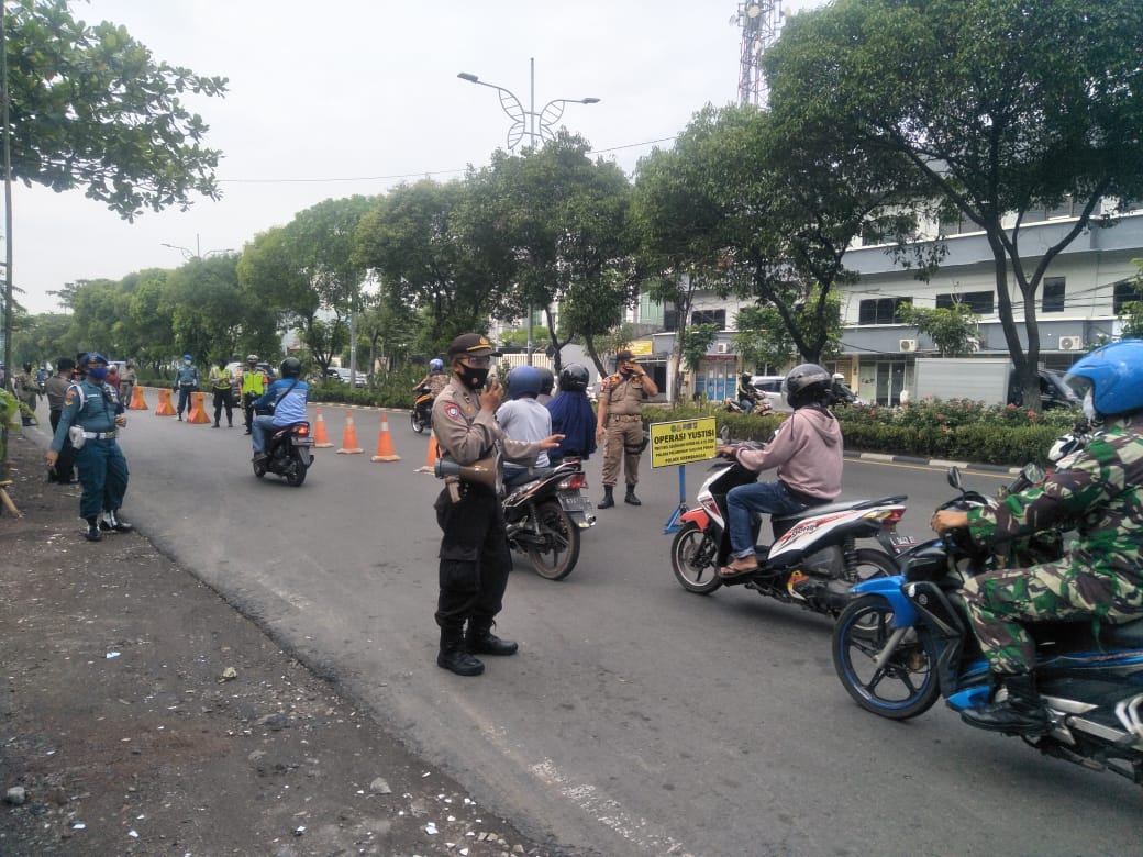 Hentikan Penyebaran Covid-19, Polsek Krembangan Lakukan Operasi Penertiban Masker