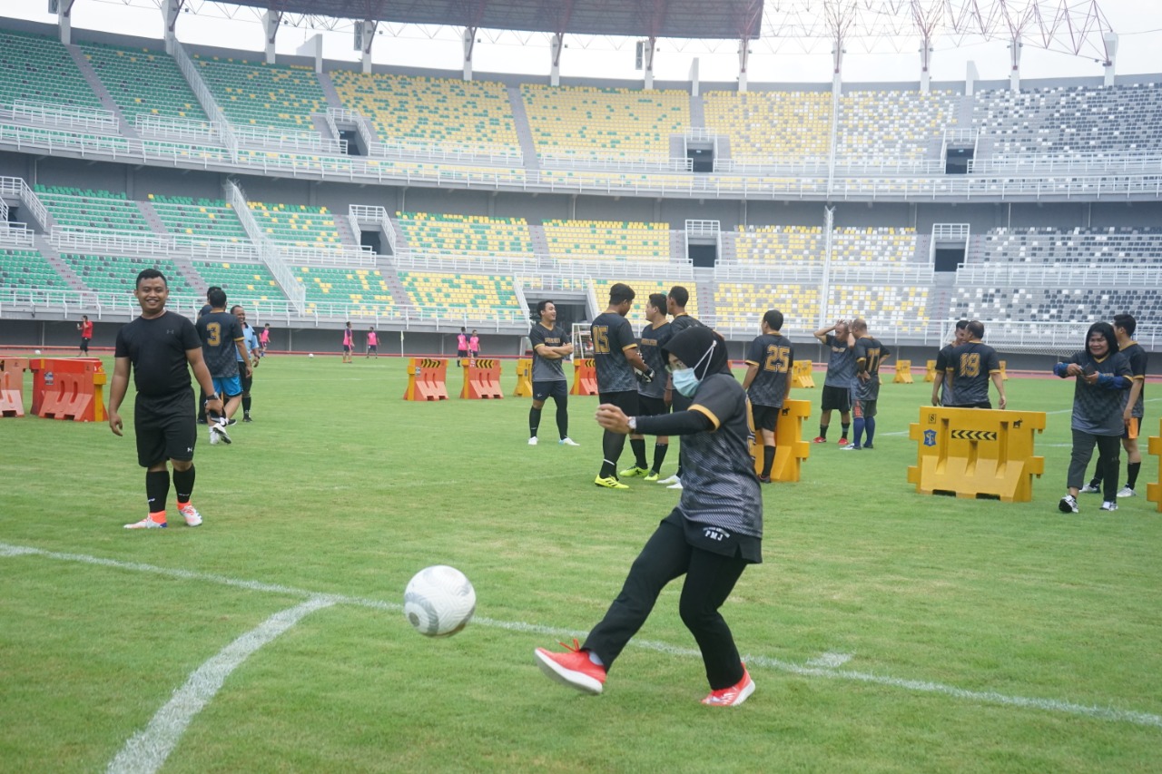 Kapolres Tanjung Perak Ikut Berlaga Dalam Pertandingan Sepak Bola Memeriahkan HUT Kota Surabaya