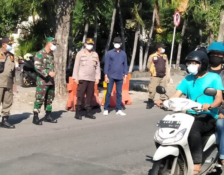 Kapolsek Krembangan Pimpin Operasi Penertiban Masker di Jalan Tanjung Sadari