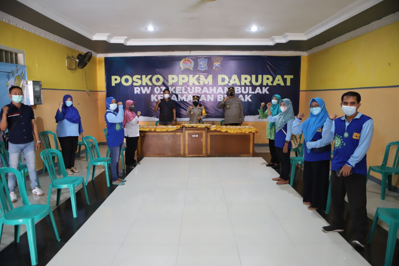 Kunjungi Posko PPKM Kecamatan Bulak, Kapolres Berikan Bantuan Perlengkapan Penanganan Covid-19