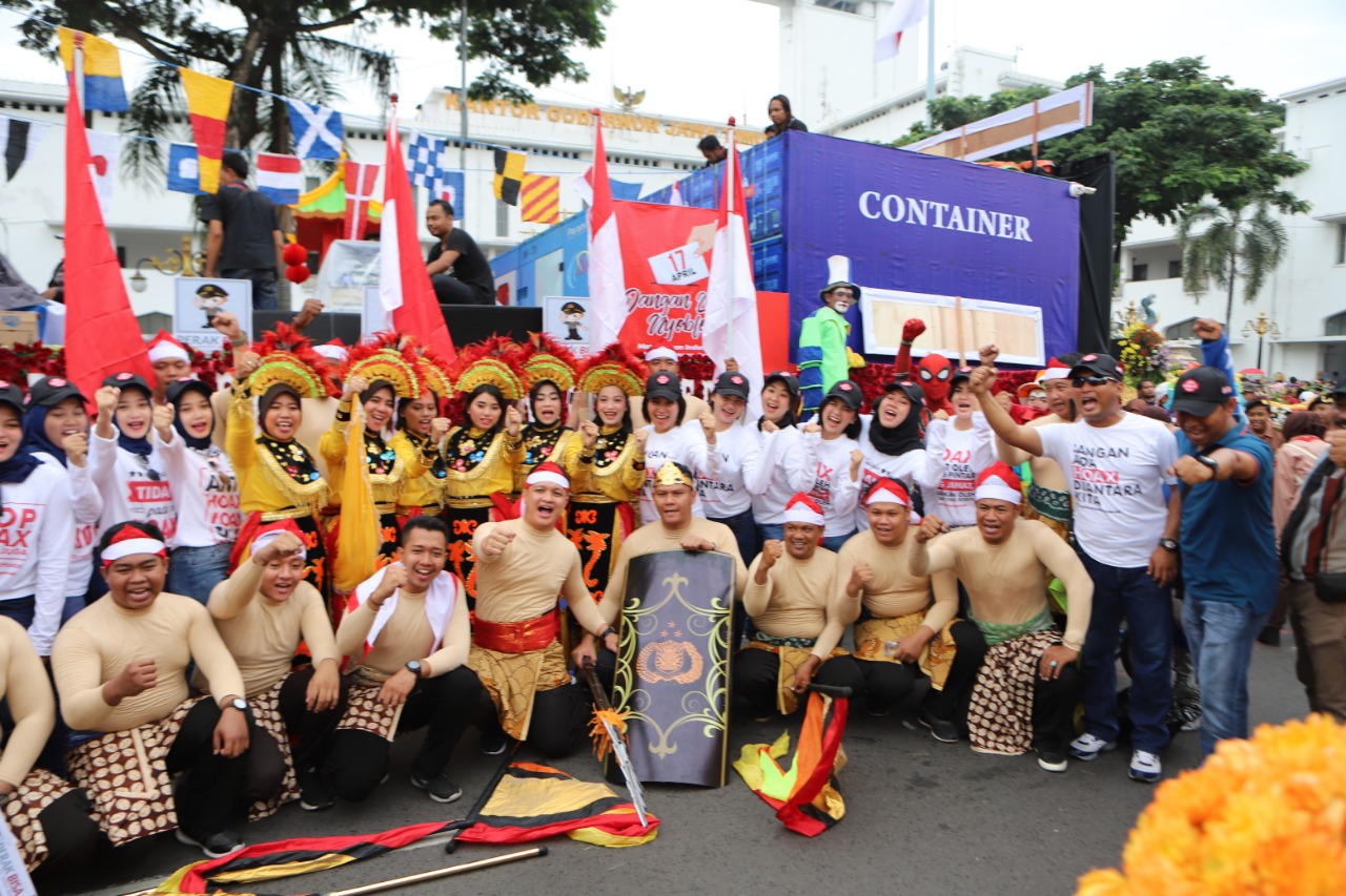 Polres Tanjung Perak Bawakan Hiasan Bunga Bertema Kapal Dalam Parade Surabaya Vaganza