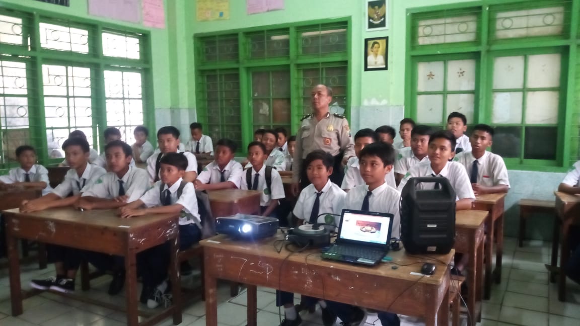 Kanit Binpolmas Satbinmas Polres Tanjung Perak Sosialisasikan UU ITE ke Pelajar