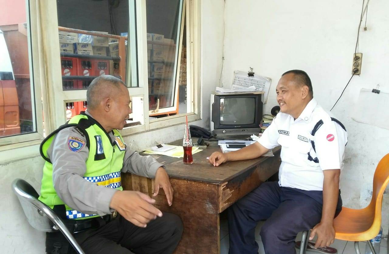 Babinkamtibmas Genting Kalianak Sampaikan Waspada 3 C ke Sekuriti PT Sosro