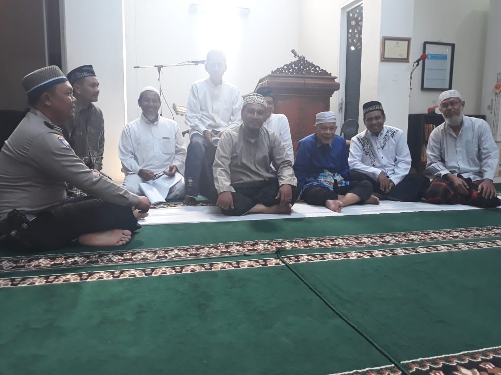 Babinkamtibmas Perak Barat Laksanakan Jumat Darling di Masjid Ukhuwah