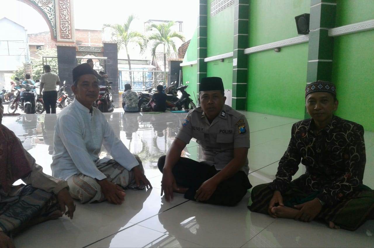 Babinkamtibmas Morokrembangan Himbau Jamaah Masjid Tidak Terpengaruh Radikalisme