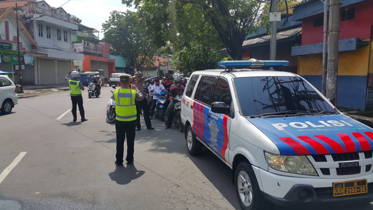 Unit Lantas Polsek Pabean Cantikan Kawal Rombongan Buruh