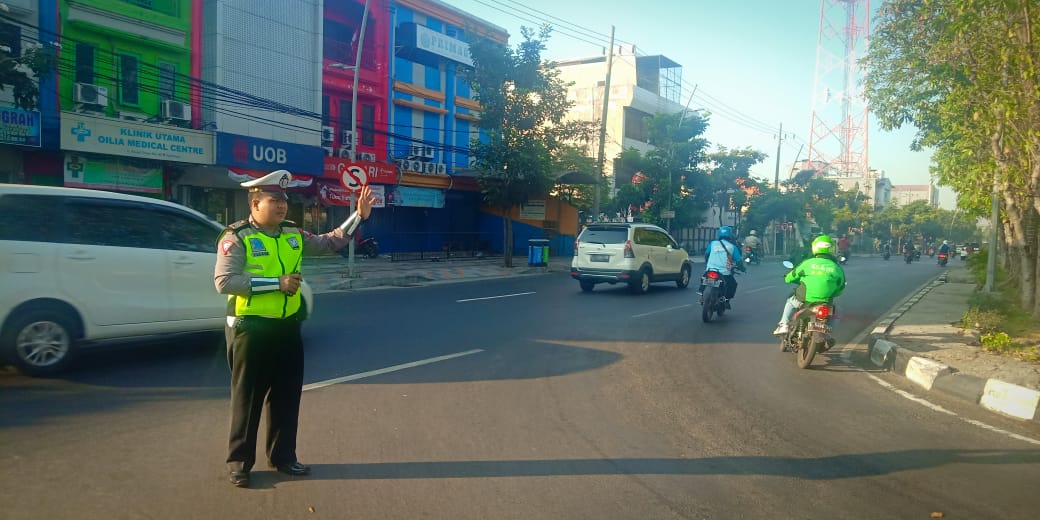 Satlantas Polres Tanjung Perak Lakukan Pengaturan Pagi, Lancarkan Keberangkatan Para Pekerja