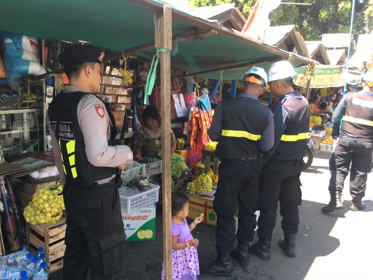 Satsabhara Polres Tanjung Perak Patroli Bareng Sekuriti Pelindo di Pasar Ujung