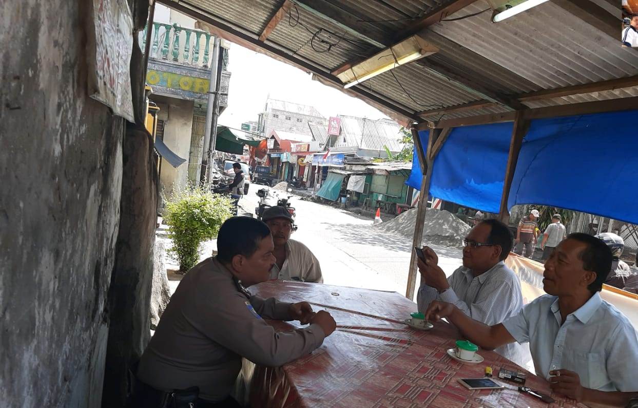 Babinkamtibmas Krembangan Utara Sampaikan Pesan Waspada Hoax Ke Warga Kebalen