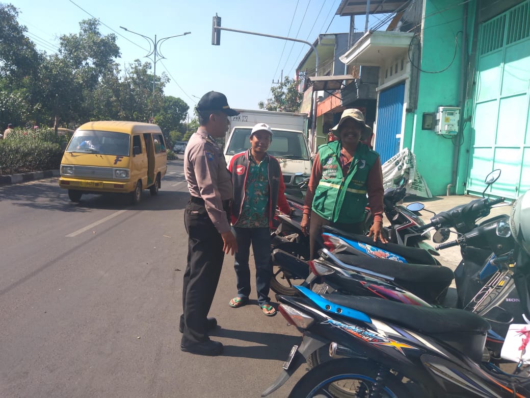 Panit Binmas Polsek Semampir Sampaikan Pesan Jaga Ketertiban Kepada Petugas Parkir