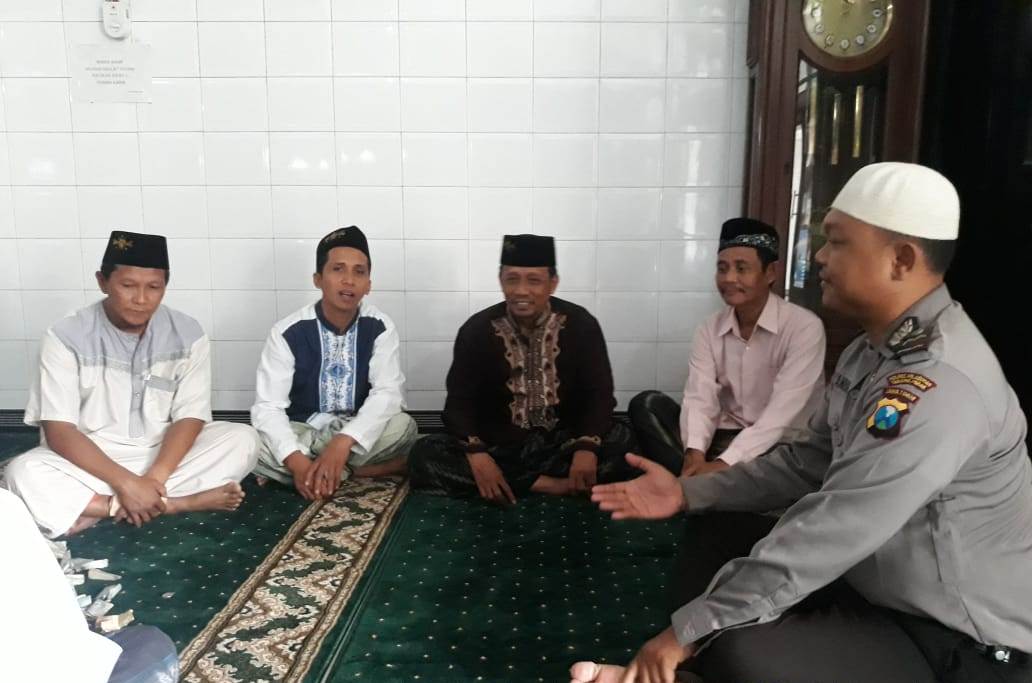 Babinkamtibmas Perak Barat Sampaikan Pesan Anti Radikalisme Ke Jamaah Masjid