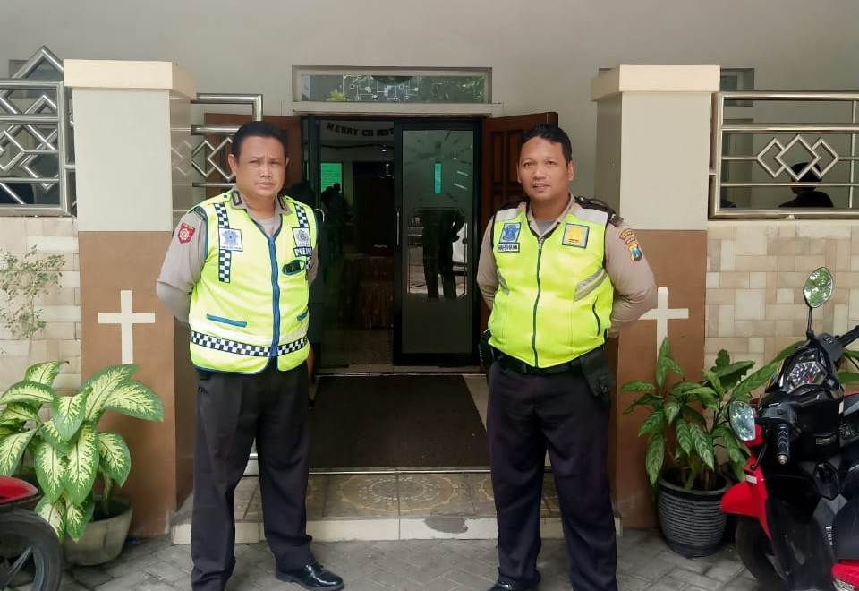 Polsek Krembangan Kawal Kebaktian di Gereja Sangihe Talaud