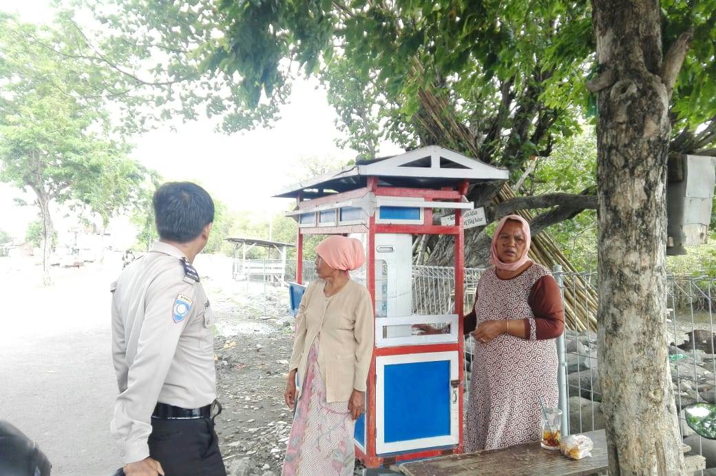 Babinkamtibmas Tambak Wedi Titip Pesan Keselamatan Ke PKL, Agar Tidak Berjualan di Bawah Pohon