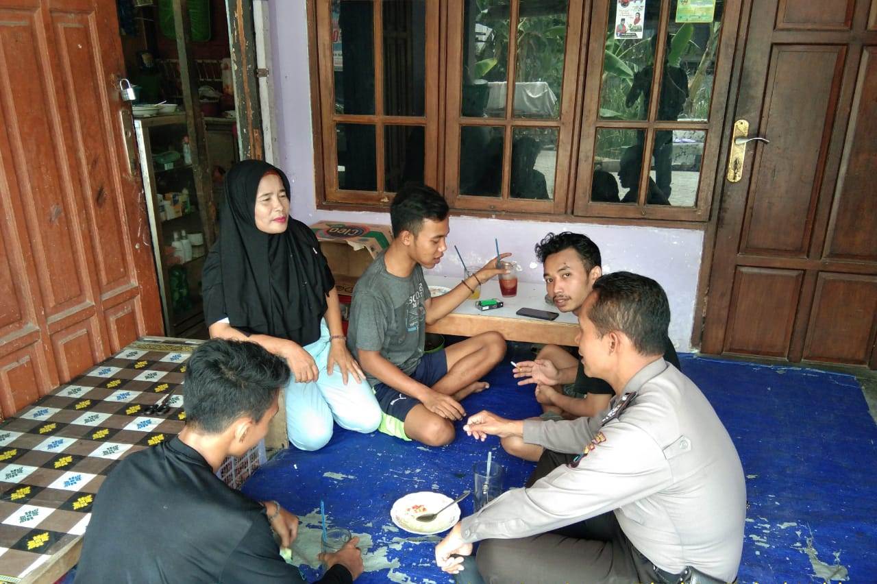 Babinkamtibmas Takal Kedinding Sosialisasikan SPKT Door To Door