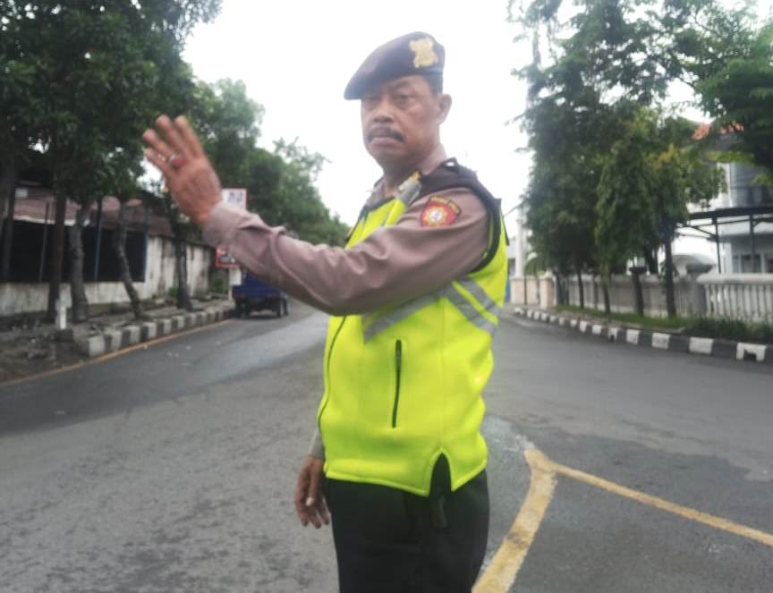 Unit Lantas Polsek Krembangan Lakukan Pengaturan Sore Bantu Kepulangan Pekerja