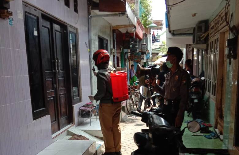 Kanit Binmas Polsek Krembangan Lakukan Penyemprotan Antiseptic Ke Pemukiman Dupak