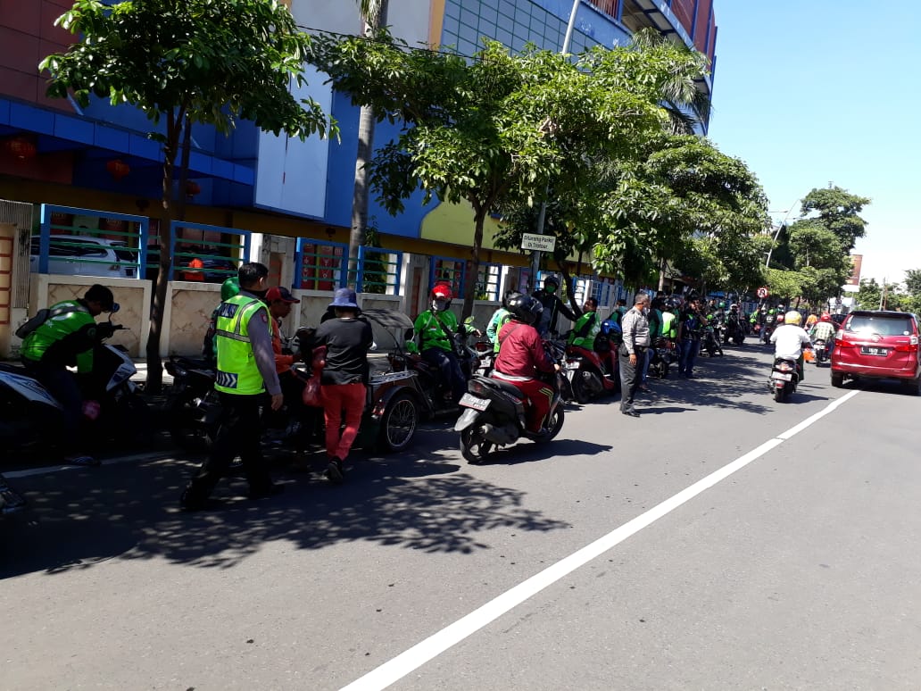 Polsek Pabean Cantikan Kawal Pembagian Sembako Gratis Komunitas ASSB & JAKA