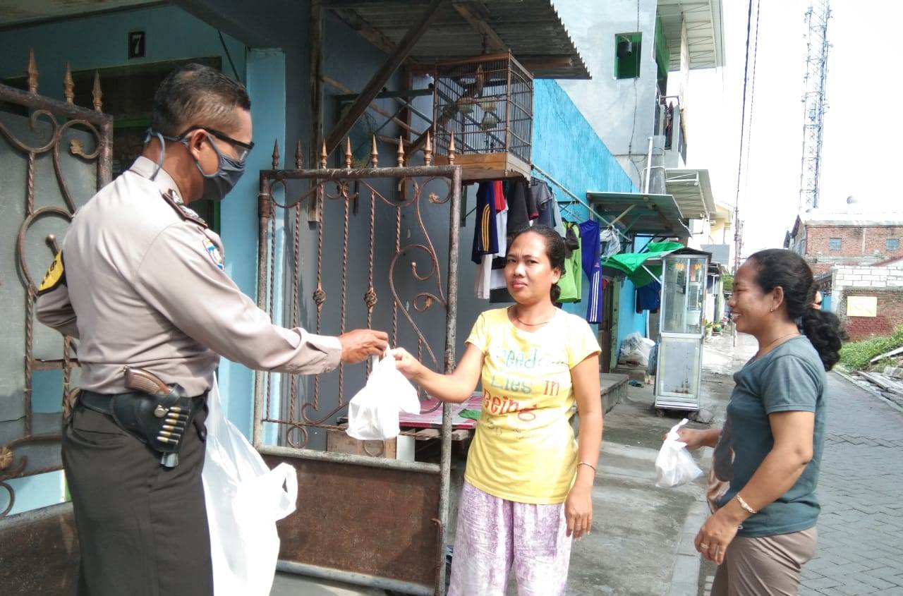 Babinkamtibmas Takal Kedinding Bagikan Nasi Bungkus Untuk Warga Jalan Nambangan