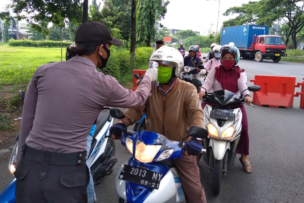 Polsek Krembangan Lakukan Cek Suhu Badan Pengendara Sepeda Motor di Pospam Laksda M Nasir
