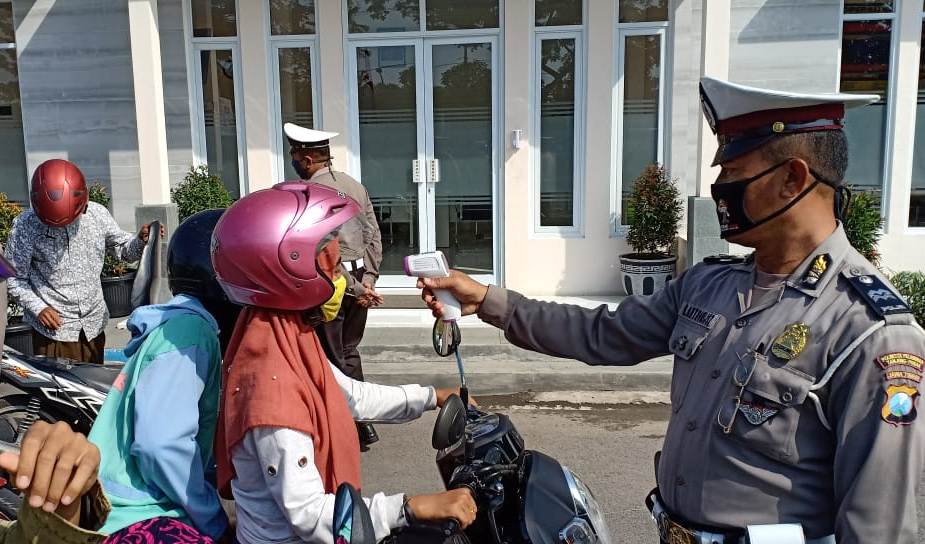 Polres Tanjung Perak Lakukan Penyekatan di Pospam Suramadu Dalam Rangka Penerapan PSBB