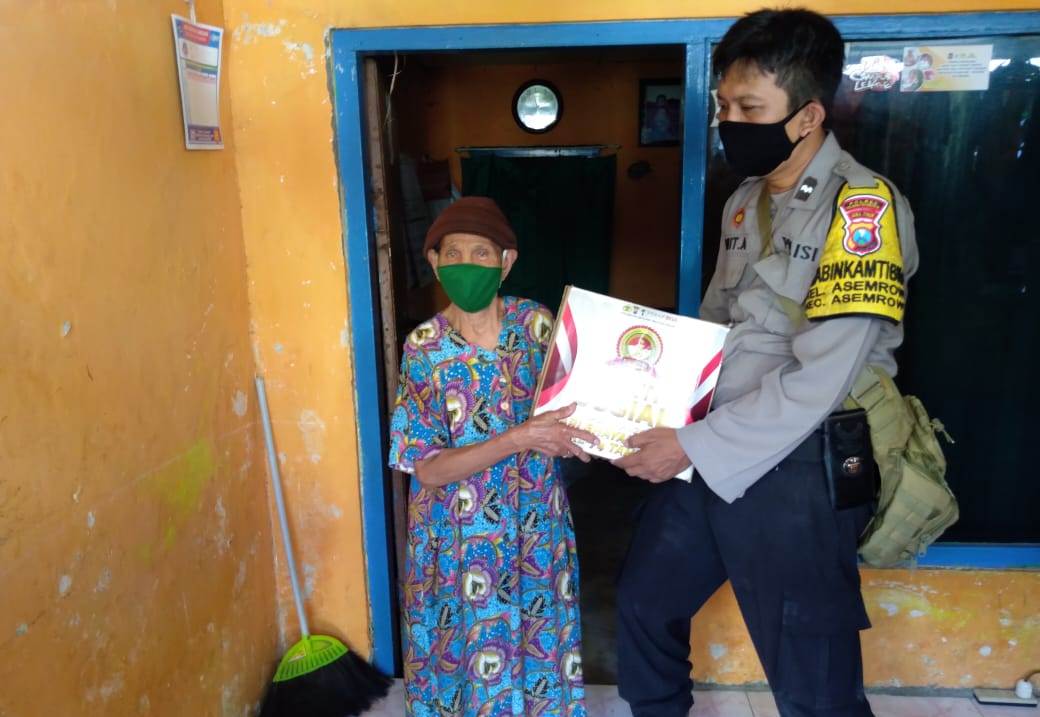 Babinkamtibmas Asemrowo Bagikan Paket Sembako Bantuan Polres Tanjung Perak