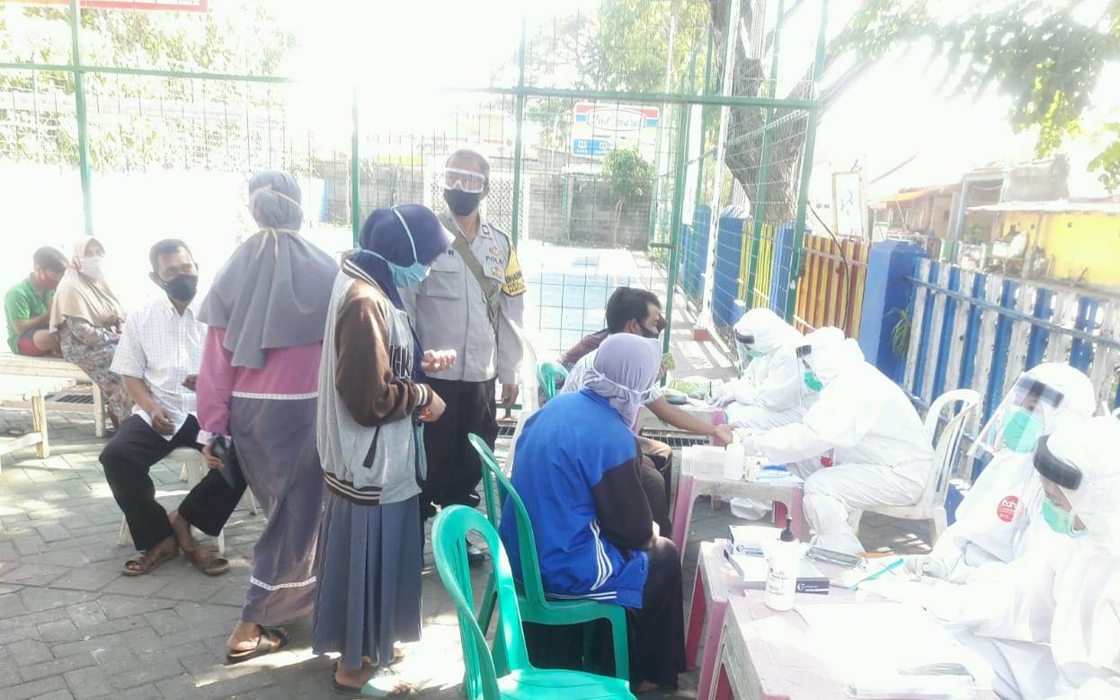 Babinkamtibmas Kenjeran Kawal Pelaksanaan Rapid Tes Warga Kejawan Lor