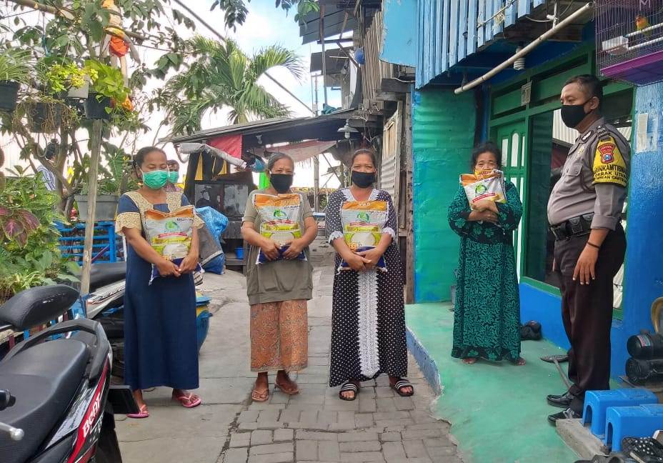 Babinkamtibmas Perak Utara Bagikan Sembako Ke Warga Kurang Beruntung