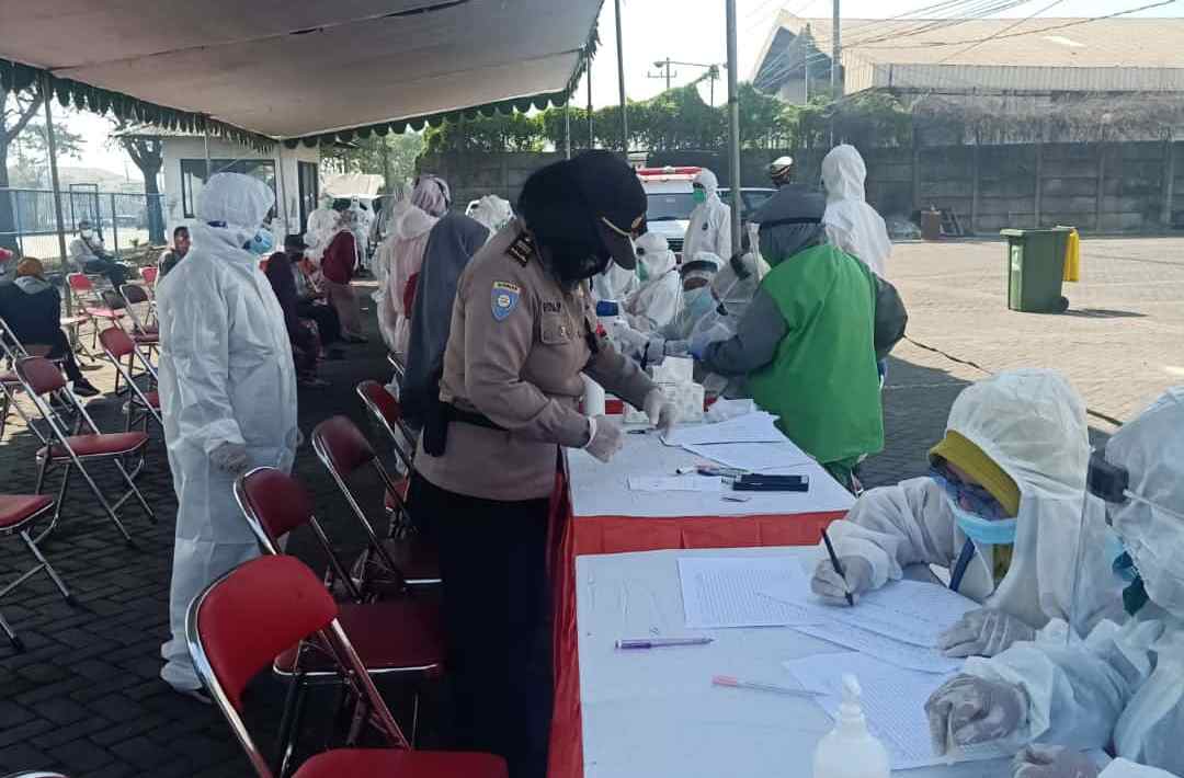 Polsek Asemrowo Gelar Pengamanan Rapid Tes di Ruko Kalianak