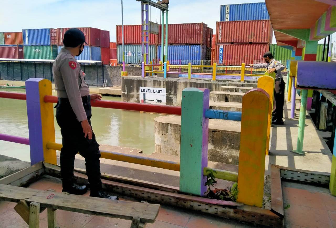 Deteksi Dini Banjir, Polsek Asemrowo Pantau Debit Air di Rumah Pompa Balong 2