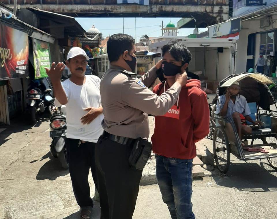 Babinkamtibmas Krembangan Utara Bagikan Masker Ke Warga Babaan