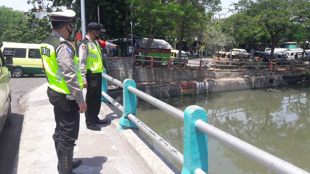 Antisipasi Potensi Banjir, Polsek Pabean Cantikan Pantau Debit Air