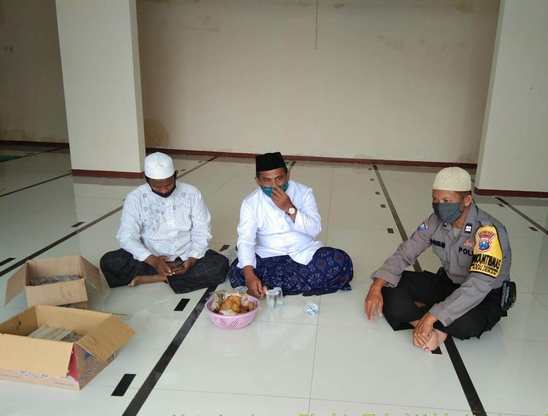 Babinkamtibmas Takal Kedinding Sampaikan Pesan Anti Radikalisme Dalam Program Jumat Darling