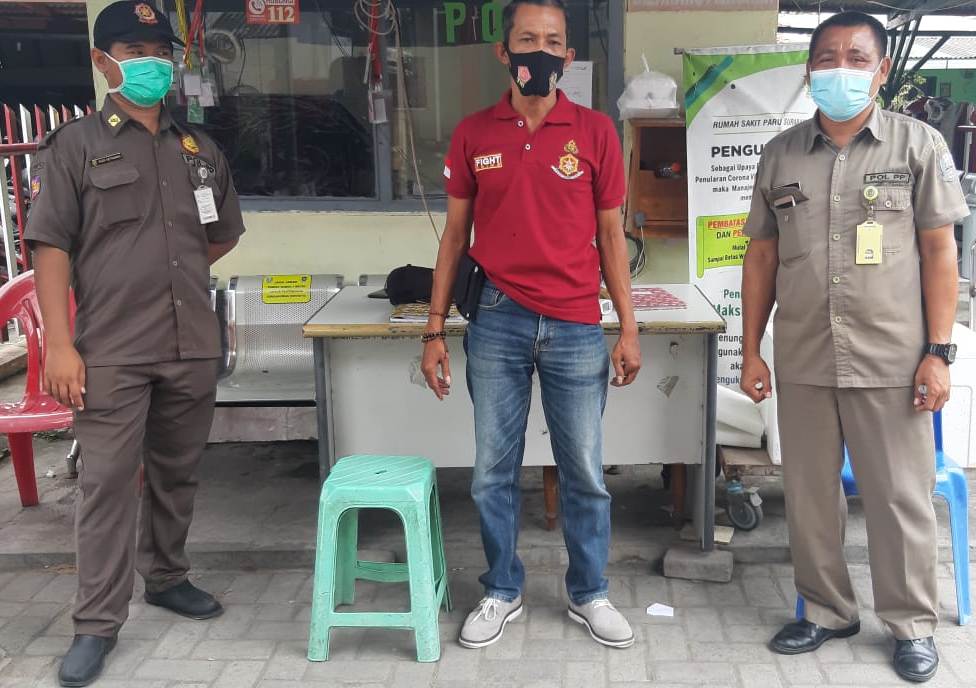 Personil Polsek Semampir Patroli Rumah Sakit Paru Karang Tembok, Cegah Pengambilan Paksa Jasad Pasien Covid-19