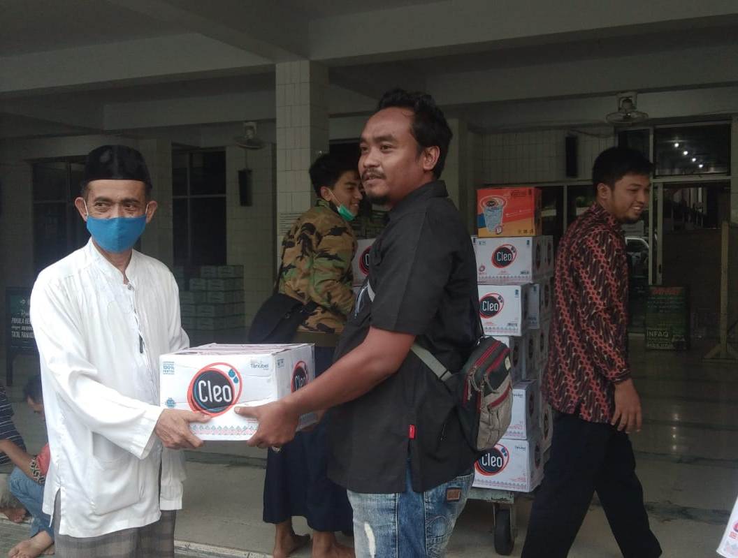 Satres Narkoba Polres Tanjung Perak Berikan Bantuan Air Mineral Untuk Takjil Berbuka di Masjid Mujahidin