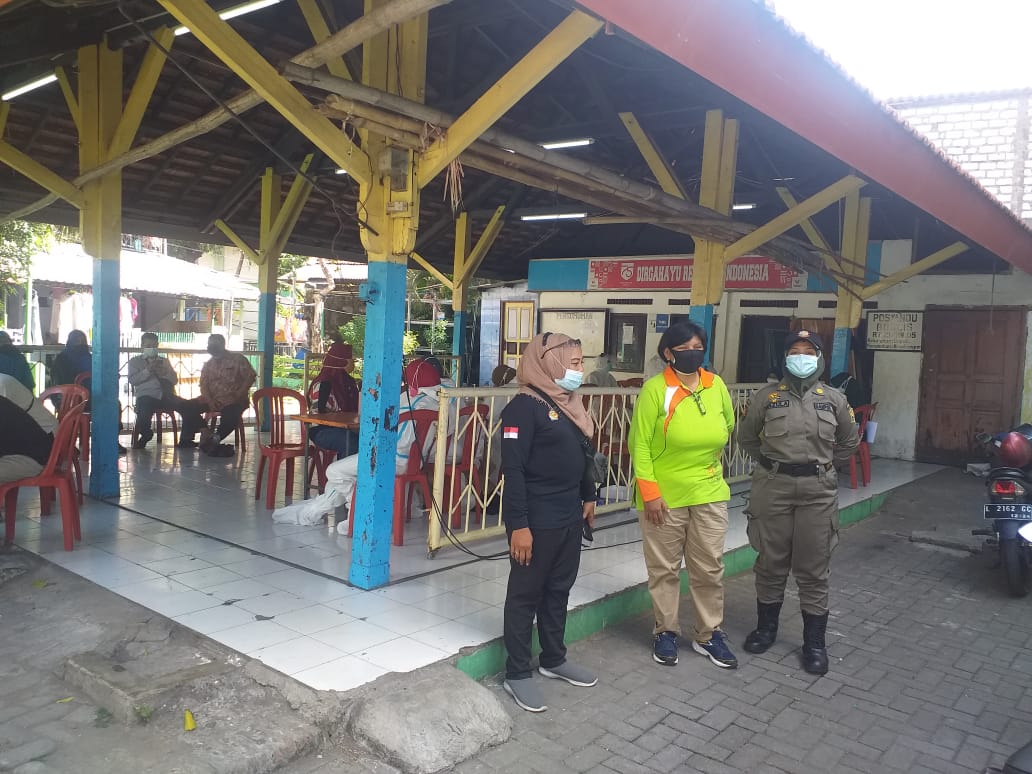 Polsek Krembangan Lakukan Pengamanan & Pantau Penerapan Protokol Kesehatan Dalam Kegiatan Swab di Rusun Dupak