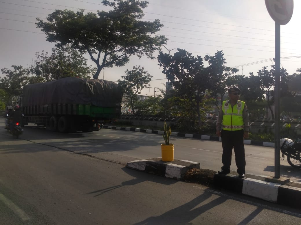 Polsek Kenjeran Atur Lalu Lintas Pagi Bantu Pekerja & Anak Sekolah