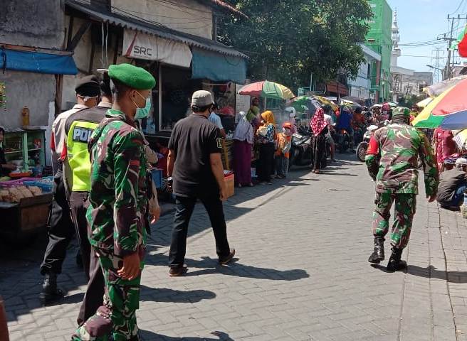Disiplinkan Masyarakat Memakai Masker, Polsek Krembangan & Instansi Samping Terus Lakukan Operasi Penertiban