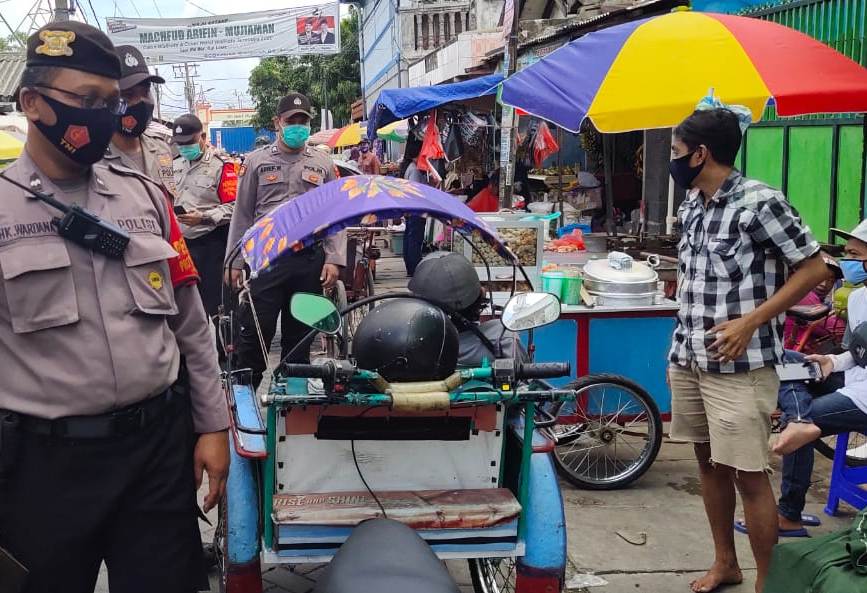 Polsek Krembangan Bareng Koramil Gelar Operasi Penertiban Masker di Pasar Kalianak