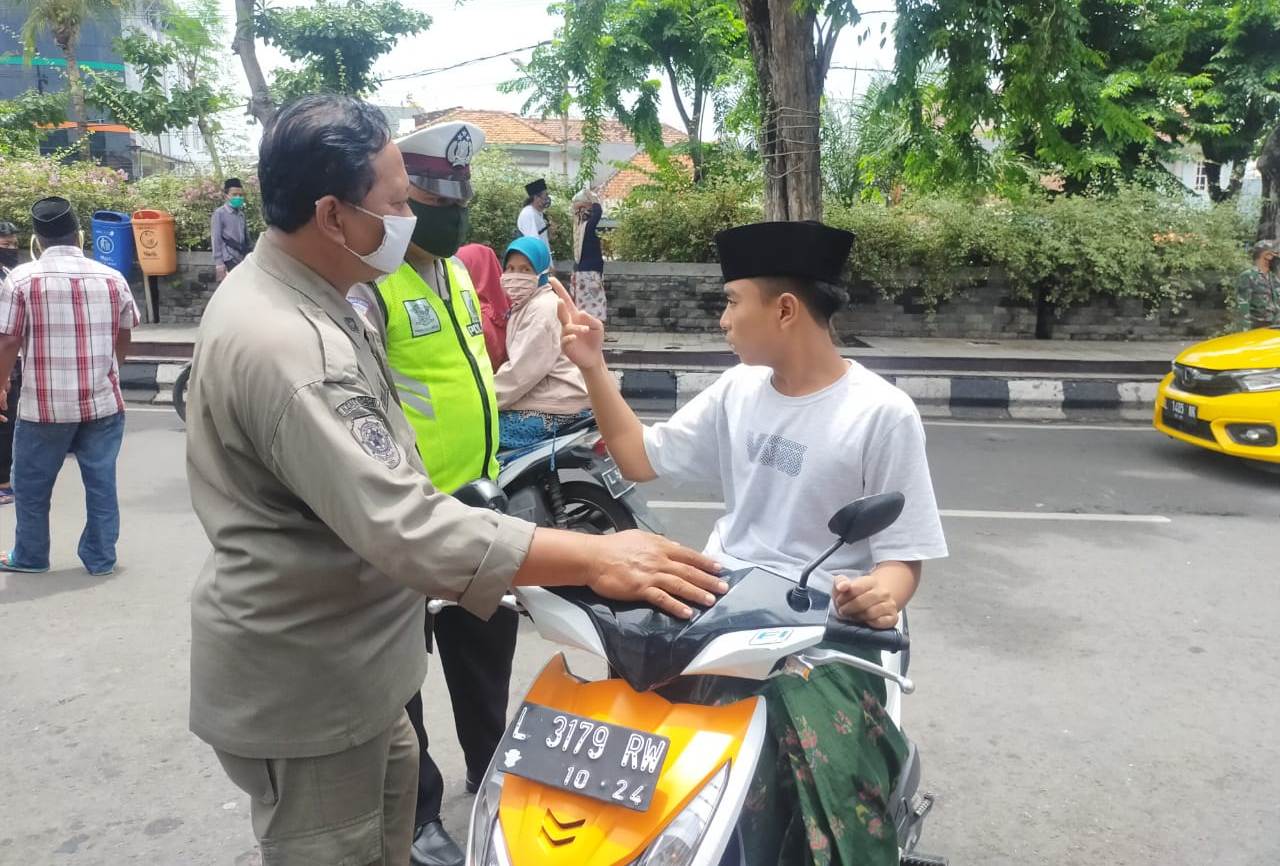 Polsek Semampir Bersama TNI & Satpol PP Gelar Razia Masker di Depan Pintu Masuk Wisata Ampel
