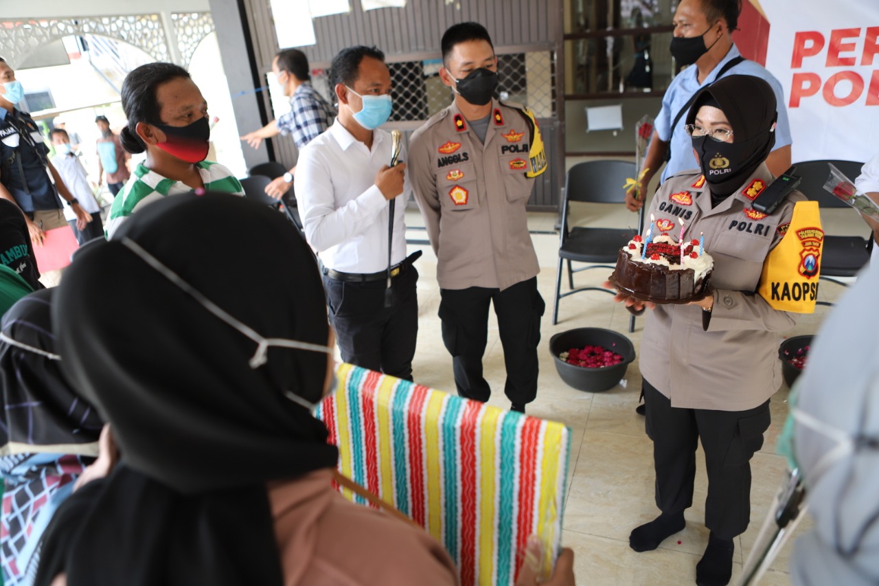 Kapolres Tanjung Perak Terima Kado Spesial Dari Konunitas Bonek di Hari Ibu