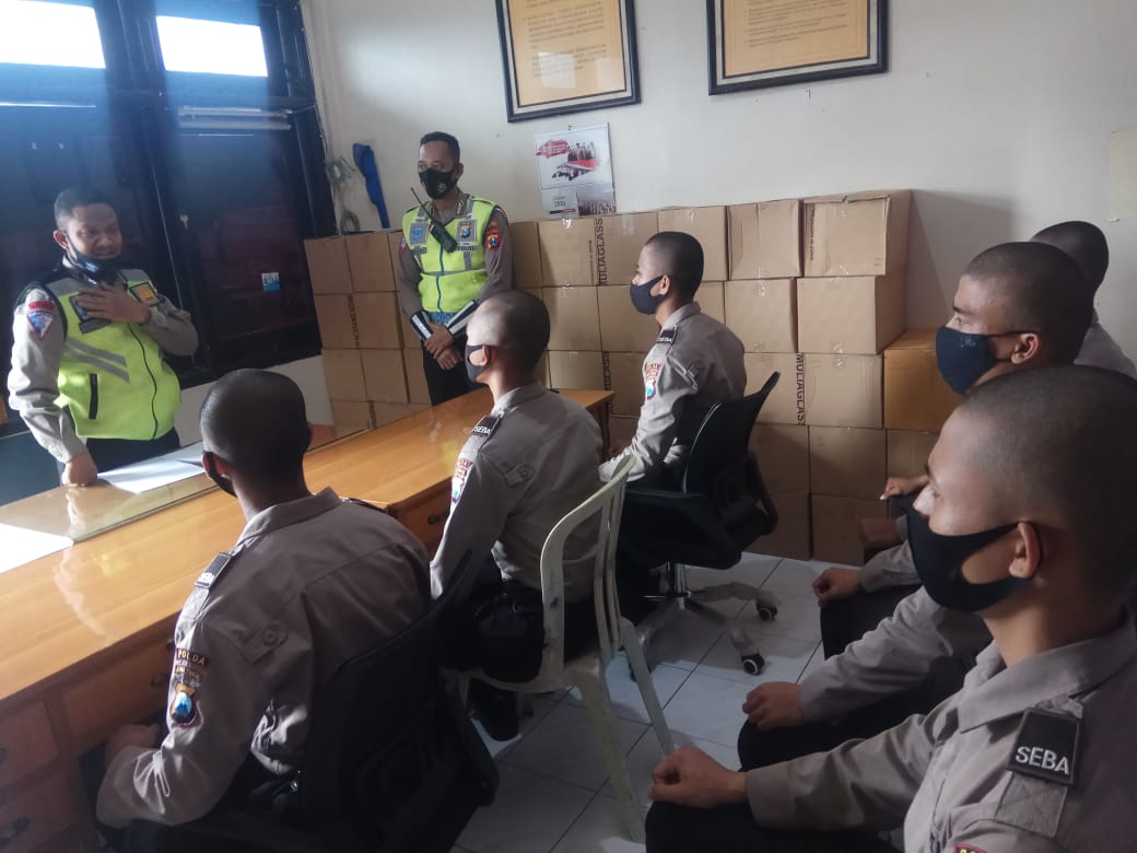 Personil Satlantas Polres Tanjung Perak Berikan Materi Tentang Tugas Polantas Kepada Siswa Seba