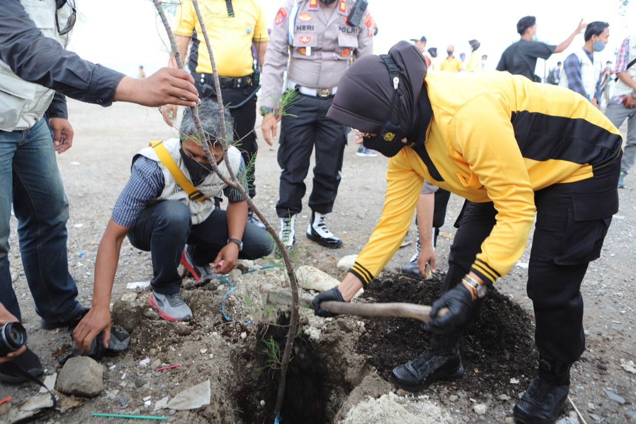 Peringati Hari Pers Nasional, Kapolres Tanjung Perak Bersama Wartawan Bagikan Sembako