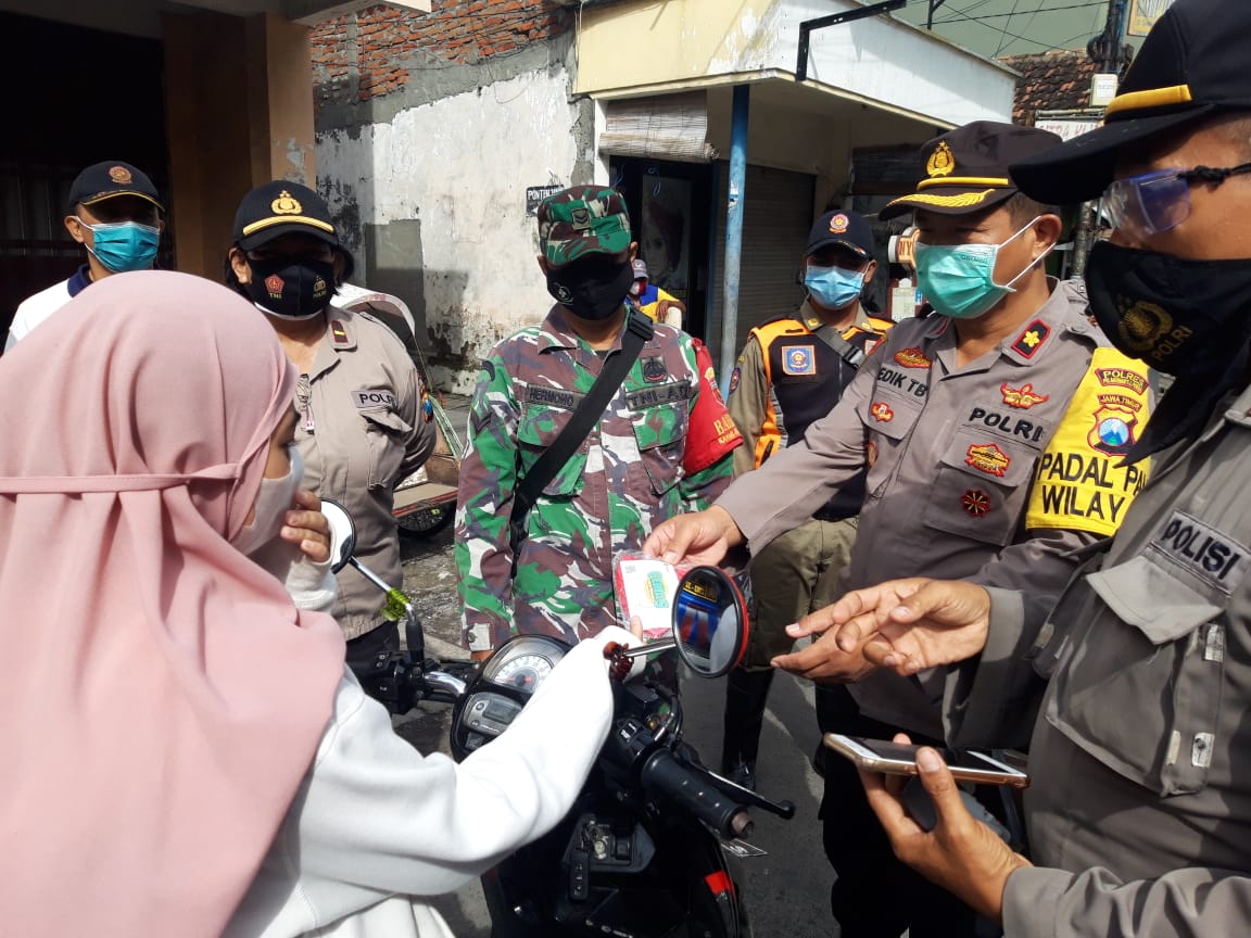 Kapolsek Krembangan Pimpin Operasi Masker Bersama Personil Gabungan di Depan Klenteng Mbah Ratu