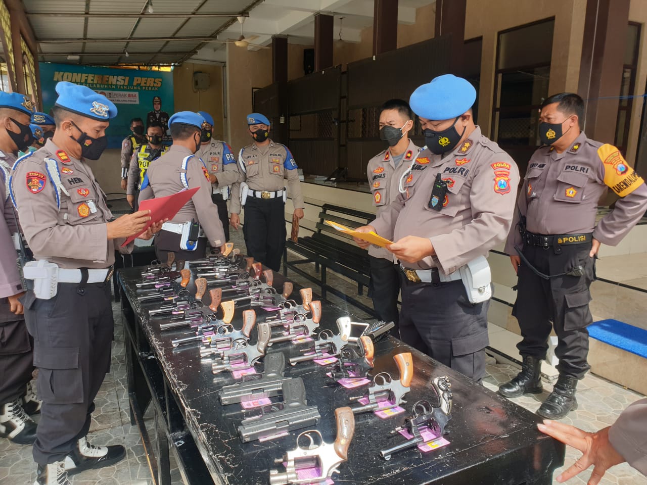 Wakapolres Tanjung Perak Dampingi Pengecekan Senjata Api Oleh Bidpropam Polda Jatim