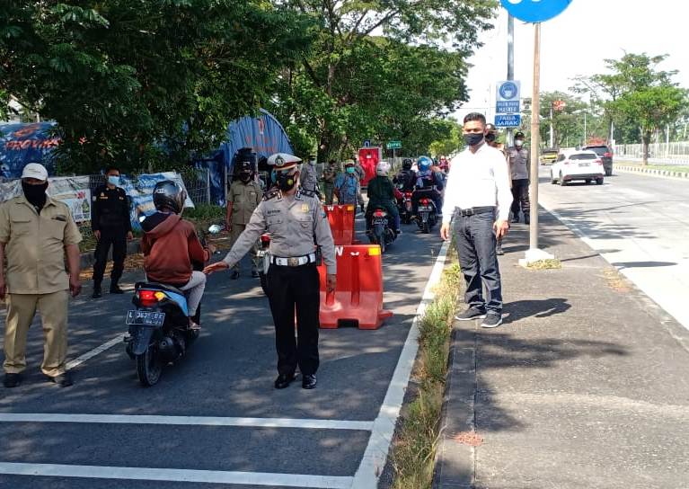 Polsek Kenjeran Bersama Personil Gabungan Laksanakan Operasi Masker Tekan Penyebaran Covid-19 di Akses Tol Suramadu