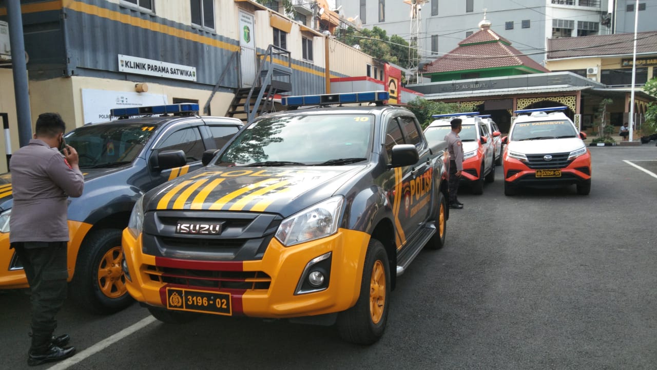 Polres Tanjung Perak Berangkatkan Kendaraan Dinas Polri Ke Papua Untuk Pengamanan PON XX Lewat Transportasi Laut