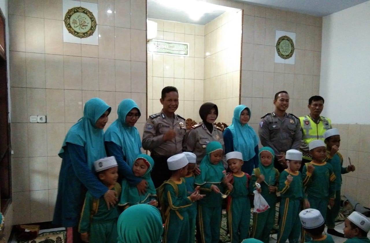 Wakapolsek Kenjeran Pimpin Kegiatan Polsanak Bersama Murid-murid RA Al Fithrah
