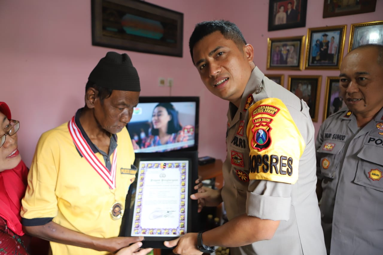 Kapolres Tanjung Perak Pimpin Pelepasan Purna Bakti Anggota