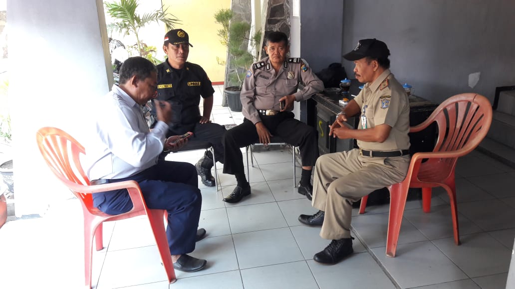 Babinkamtibmas Sidotopo Sampaikan Himbauan Siskamling & Tamu Wajib Lapor