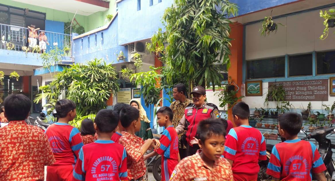 Babinkamtibmas Krembangan Utara Sampaikan Pesan Rajin Belajar ke Murid SD